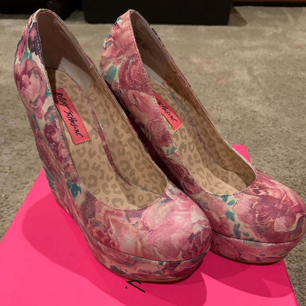 Betsey Johnson rose corset back wedge heels 5.5